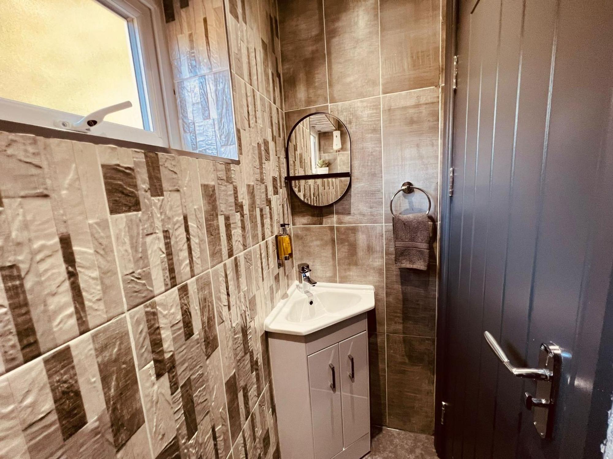 Modern Suites -5 Bedroom House- With Free Parking Birmingham City Eksteriør billede