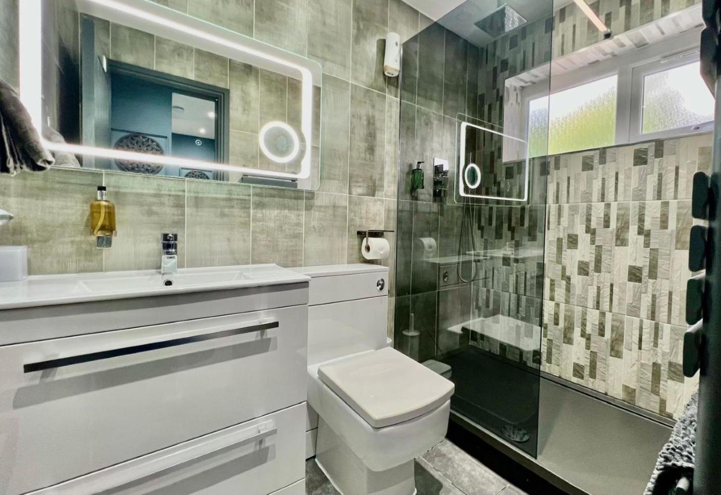 Modern Suites -5 Bedroom House- With Free Parking Birmingham City Eksteriør billede
